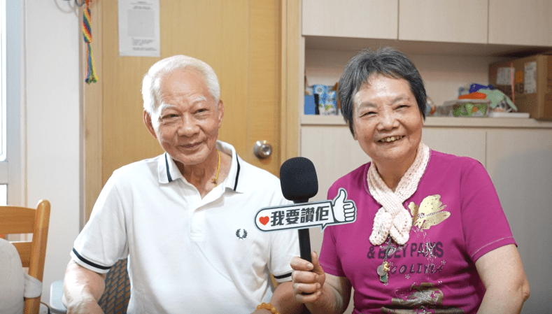 活動中受惠的長者鄭太表示非常感謝他們,她稱贊學生們雖然年紀尚小,但充滿愛心。 活動中受惠的長者鄭太表示非常感謝他們,她稱贊學生們雖然年紀尚小,但充滿愛心。