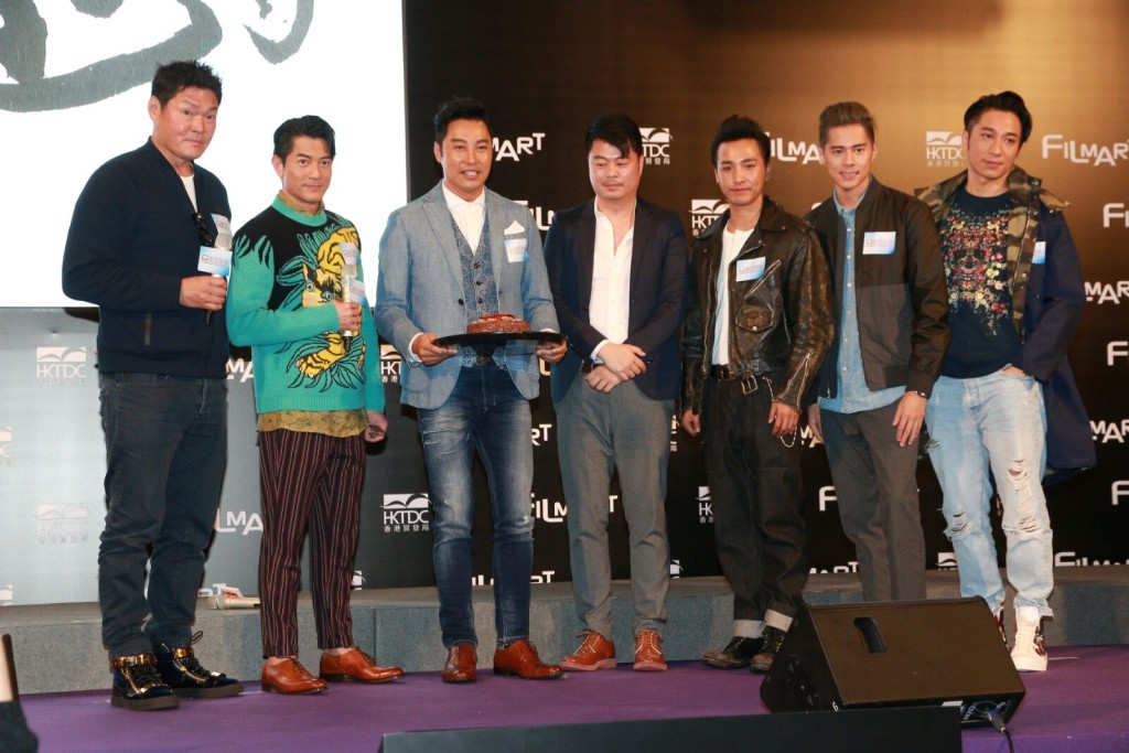 大会送上蛋糕祝贺谭耀文生日。