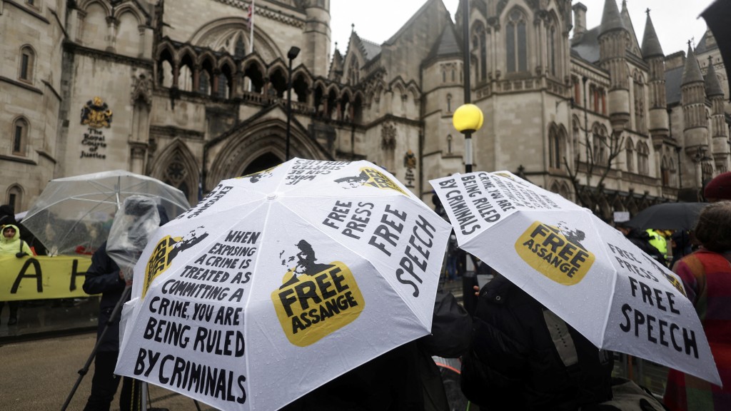 民眾在英國最高法院外聲援阿桑奇。 路透社