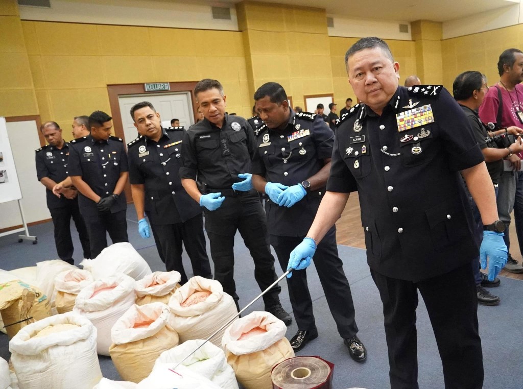 馬來西亞雪蘭莪州警方展示案中檢獲的大批毒品及軍火。Polis Selangor 