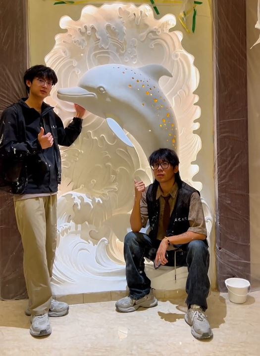 「狼尾兄弟」憑細膩、立體感強烈的浮雕壁畫成功創業。抖音@狼尾兄弟的浮雕VLOG