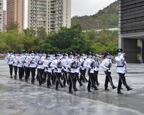 入境處儀仗隊示範中式步操。