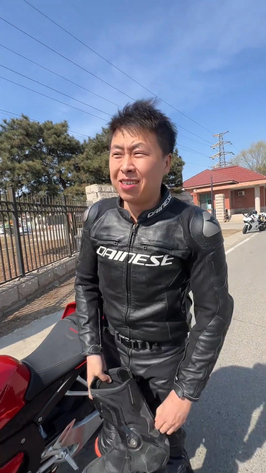 「黃油膩」試車途中不幸喪生。抖音@黃油膩的日常/縱覽新聞 「黃油膩」試車途中不幸喪生。抖音@黃油膩的日常/縱覽新聞