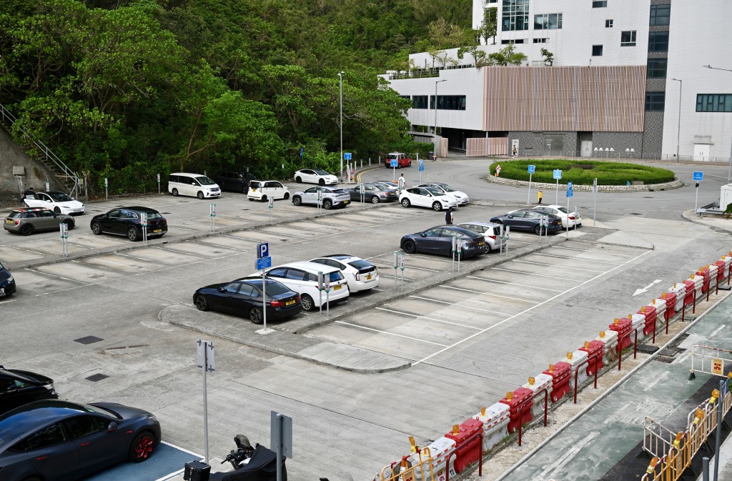 將軍澳石角路「咪錶」停車場以往經常爆滿,但加價後有不少「咪錶位」空置,相鄰私營停車場因收費較低經常爆滿。劉駿軒攝 將軍澳石角路「咪錶」停車場以往經常爆滿,但加價後有不少「咪錶位」空置,相鄰私營停車場因收費較低經常爆滿。劉駿軒攝