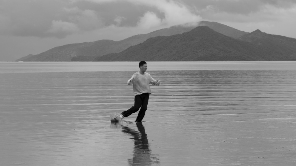 《永遠的失眠》由西作曲及朱琳填詞，張家輝應導演要求在水中跳舞。