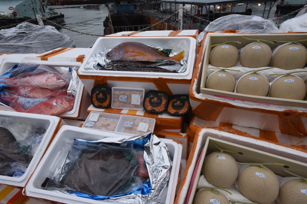 检获的怀疑走私物品包括和牛、海鲜、海胆、刺身、蔬果及活珊瑚等，约值150万元。