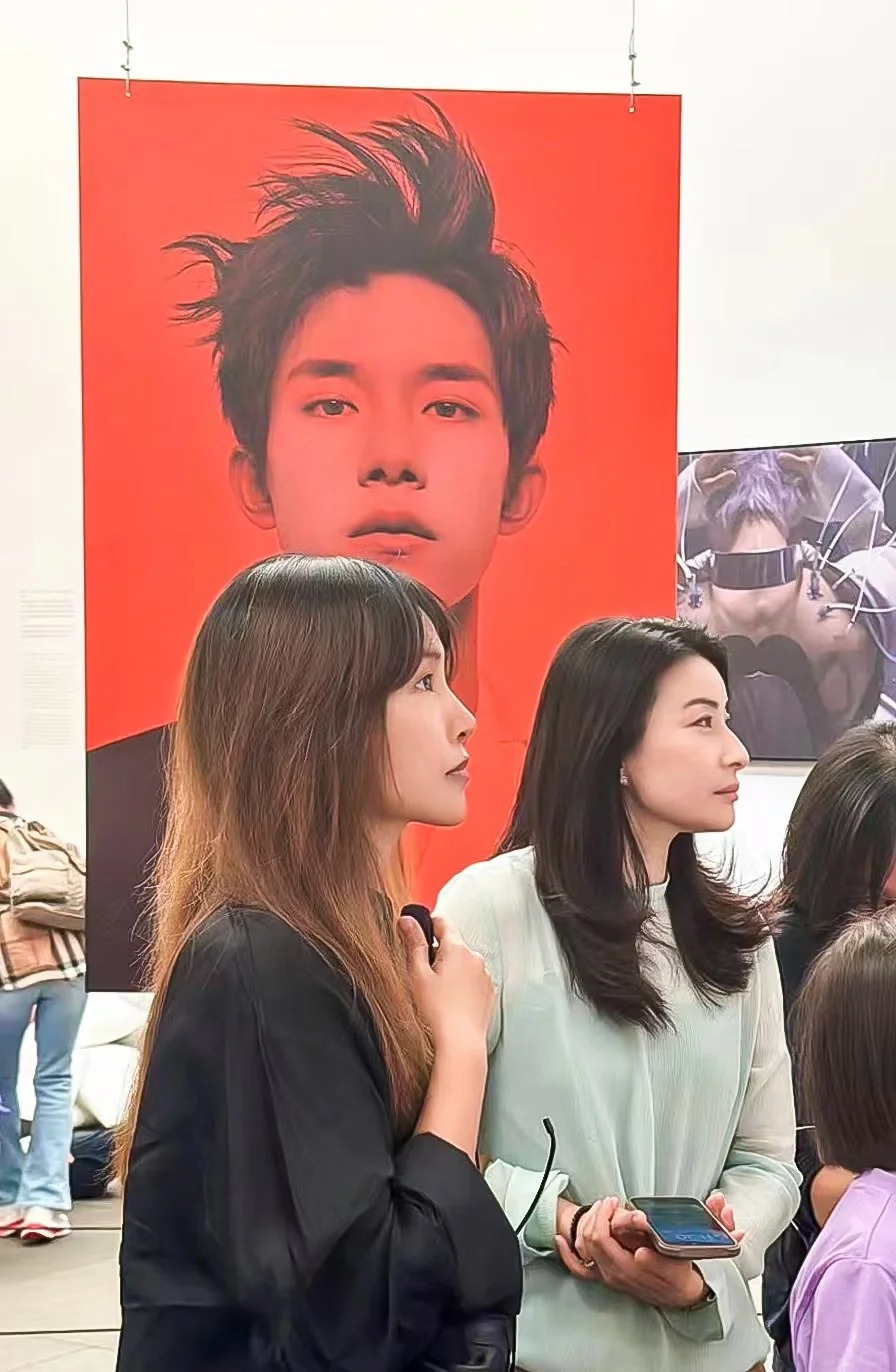 郭晶晶一拖三坐高鐵到深圳的美術館看展覽。