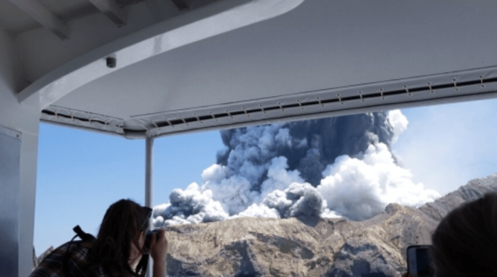 2019年底紐西蘭懷特島火山（White Island）爆發，造成22名遊客身亡，25人受傷。美聯社