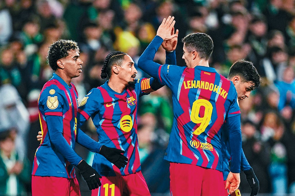 耶馬(左)於95分鐘為巴塞奠定2：0的勝局。