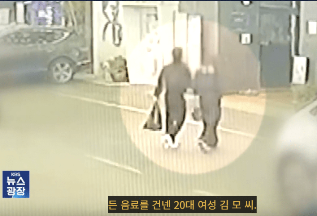 监视器拍到金女与其中一名受害男子进入时钟酒店。