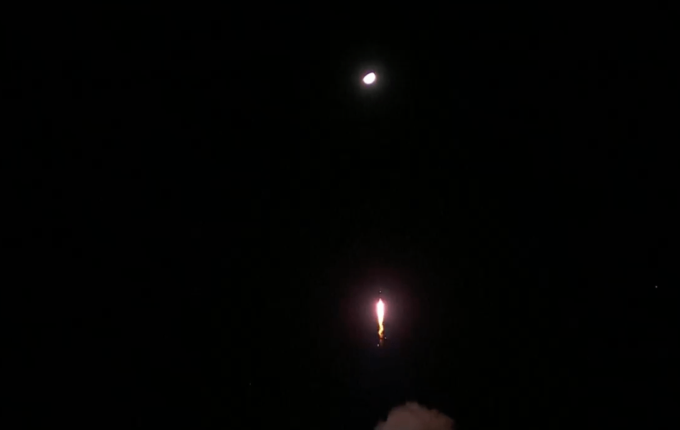 神舟二十一號與月亮同框。 神舟二十一號與月亮同框。