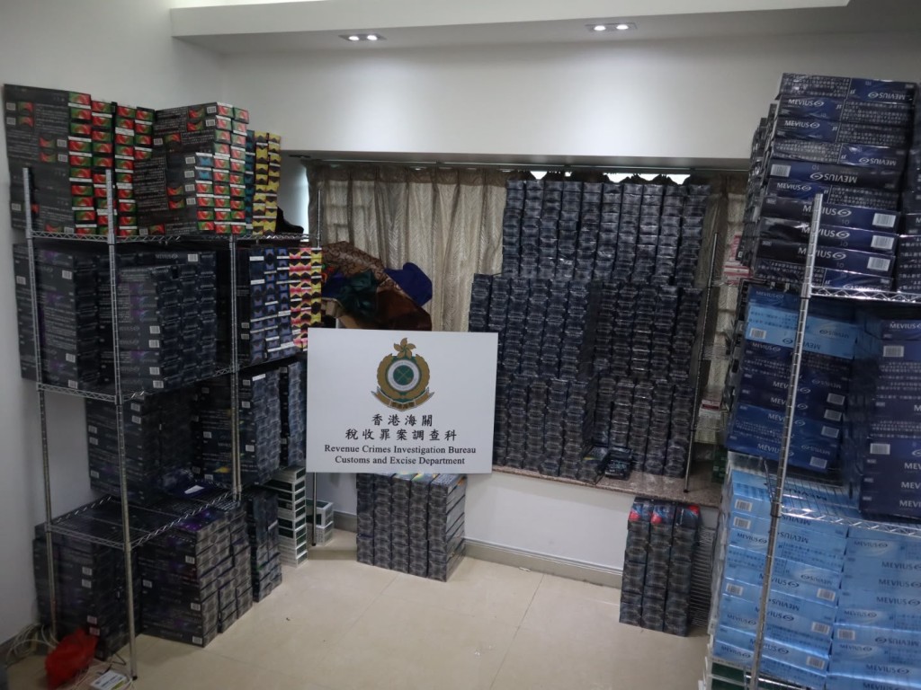 海關在青衣一個私人屋苑單位內檢獲約186萬支懷疑私煙。 海關在青衣一個私人屋苑單位內檢獲約186萬支懷疑私煙。