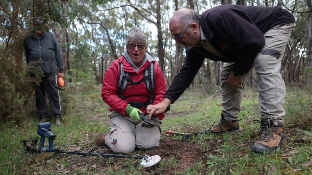 63歲退休零售員普蘭姆里奇發現一顆金塊興奮不已。路透社