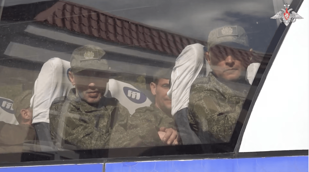 獲釋的俄羅斯軍人坐在一輛公共汽車上,停泊在烏克蘭某未知地點。路透社 獲釋的俄羅斯軍人坐在一輛公共汽車上,停泊在烏克蘭某未知地點。路透社