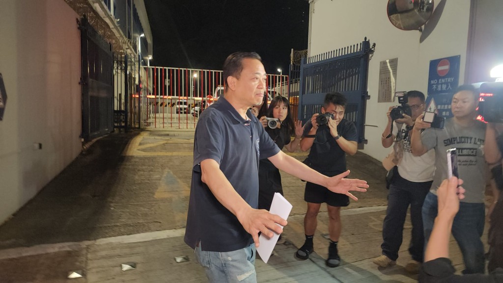 江祥發在離去前雙手合十，向在場人士祝願「大家平安」，隨即登上一輛早已在場等候的的士離開，結束短暫的交代。黎志偉攝