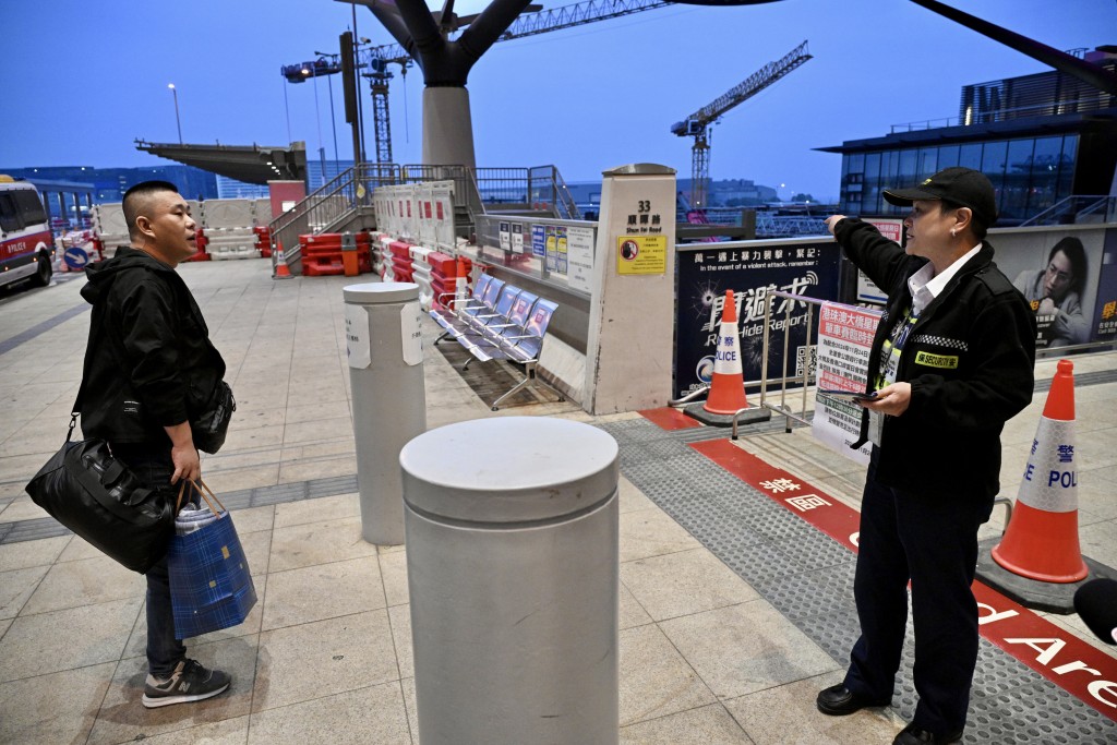 有旅客於早上6時半後抵達旅檢大樓，需要折返。蘇正謙攝