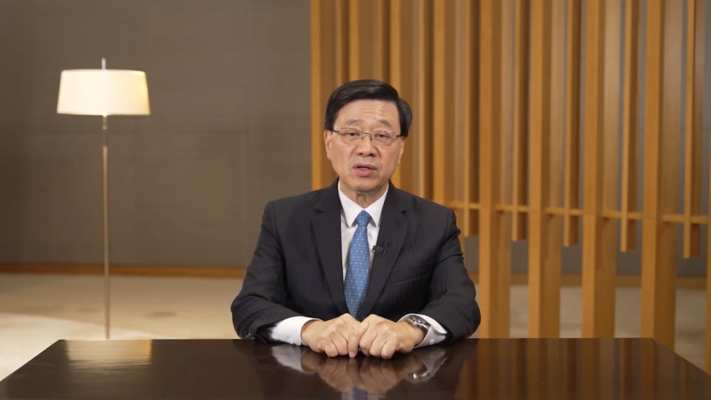 行政長官李家超在致辭中向得獎的青年企業家表示祝賀。 行政長官李家超在致辭中向得獎的青年企業家表示祝賀。