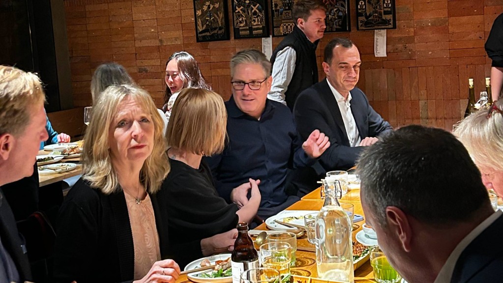 施紀賢與英國陪同人員在雲南菜餐廳開放空間用餐的照片。 X.com