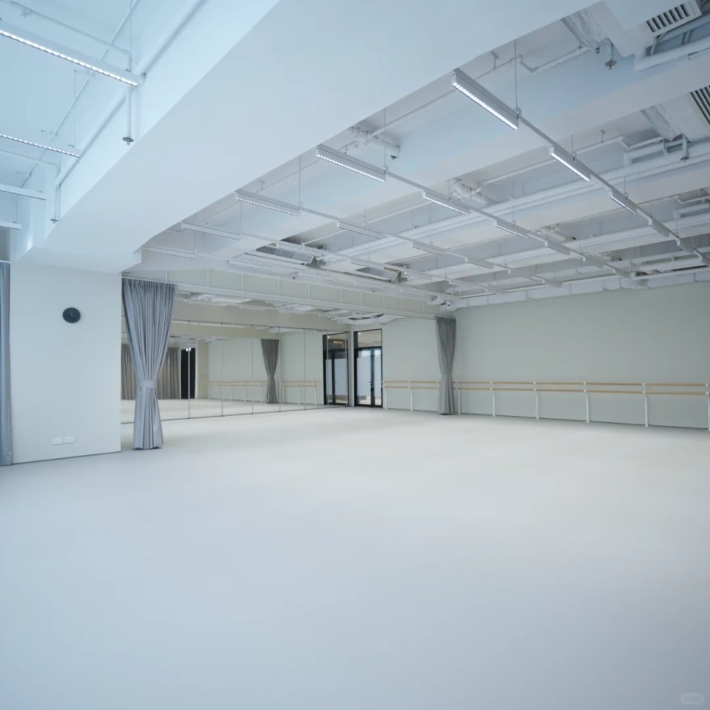 舞蹈學校裝修簡約明亮，空間感十足。