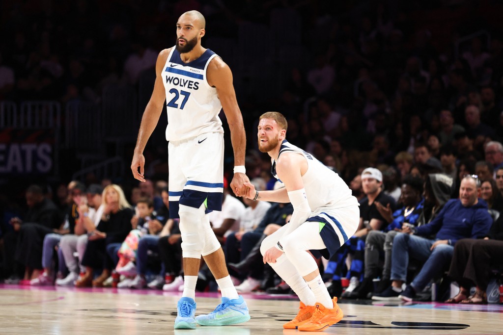 中锋高拔表现稳定，贡献13分和12个篮板。法新社