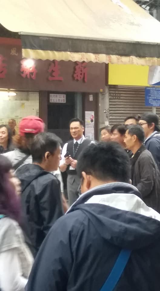 現場附近有電影攝製隊正在拍攝警匪場面，演員包括吳鎮宇及張智霖。網民Kenlee Lee攝。