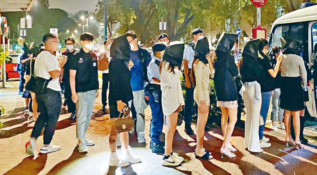 警方在行動中破獲6個非法賭場及偵破20宗案件,共拘捕92人。