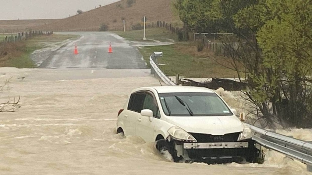 南島中部特威澤爾道路被洪水淹沒，汽車受困。網上圖片