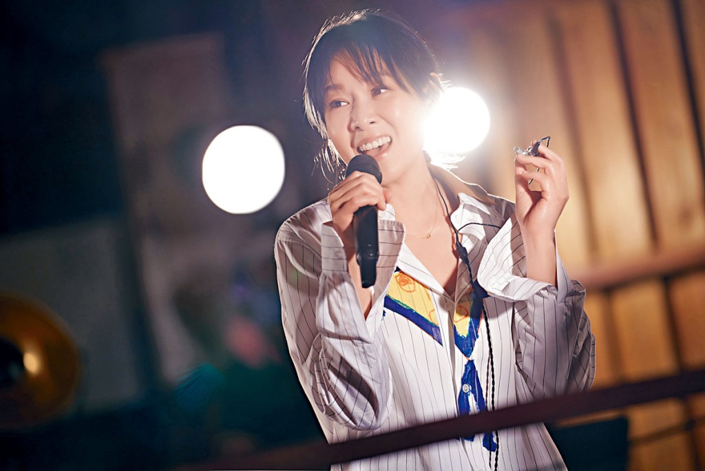 刘若英与歌迷隔空大合唱，叹非常感动。