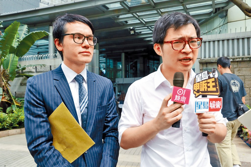 林作(右)昨日與律師一起到灣仔警署,主動就JPEX事件向警方提供資料。