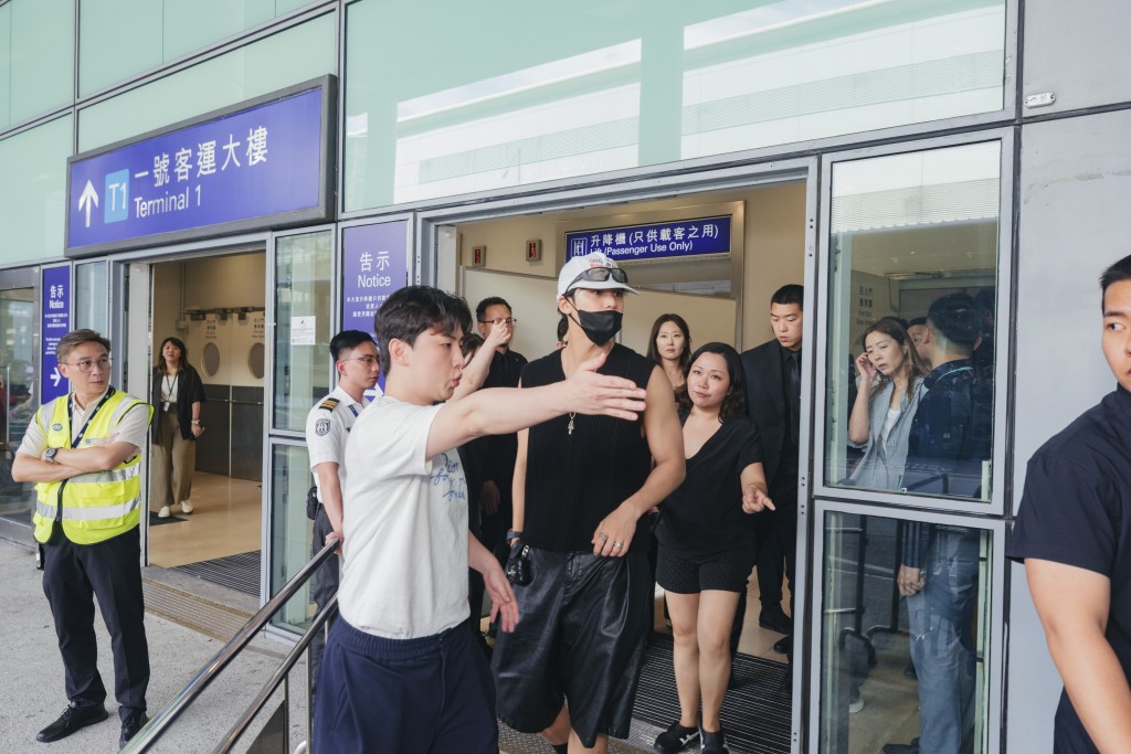 下午4時25分,MINGYU經VIP通道步出,以黑色背心展現結實肌肉線條。 下午4時25分,MINGYU經VIP通道步出,以黑色背心展現結實肌肉線條。