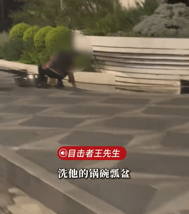 上海小食摊贩用屋苑景观水池洗食物锅具。微博