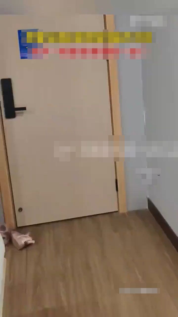 住客發現酒店房內掛畫面後原來是一道通往後樓梯的門。