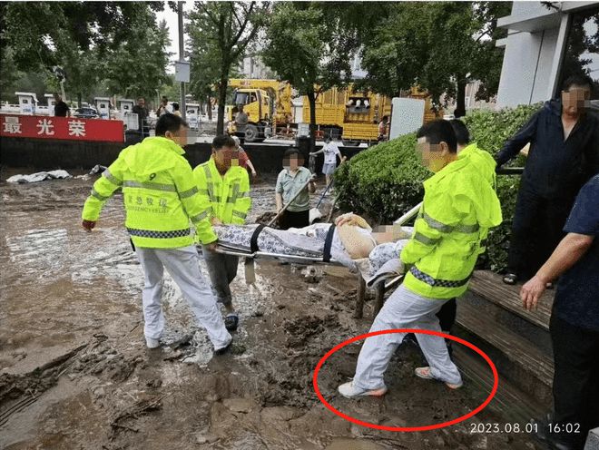 北京红十字会人员救灾穿白裤子白鞋而不沾泥引议。
