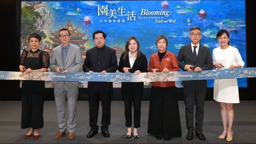 香港特別行政區政府文化體育及旅遊局局長羅淑佩（中）、故宮博物院副院長王躍工（左三）、公益慈善研究院副主席兼香港賽馬會慈善信託基金信託人龔楊恩慈（右三）、芝加哥藝術博物館亞洲拓展事務執行總裁兼亞洲藝術普瑞茲克專席主任汪濤博士（左二）、博物館諮詢委員會藝術專責委員會主席許焯權教授（右二）、署理康樂及文化事務署署長譚美兒（左一），以及香港藝術館總館長莫家詠博士（右一）出席「園美生活──中外園林藝術」展覽開幕典禮。