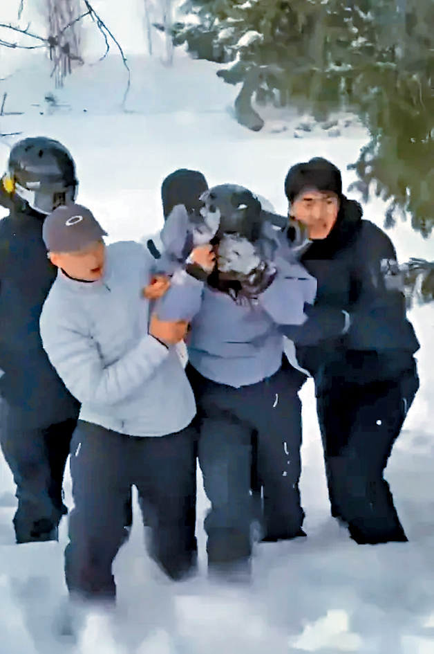 傷者被攙扶送院，面部帶血。