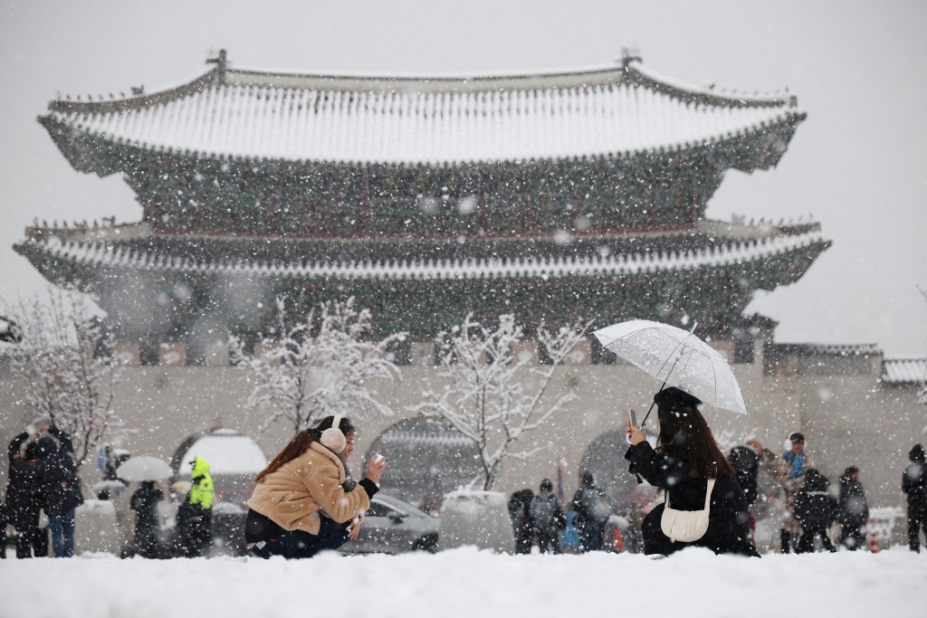 首爾降下破紀錄暴雪。（路透社）