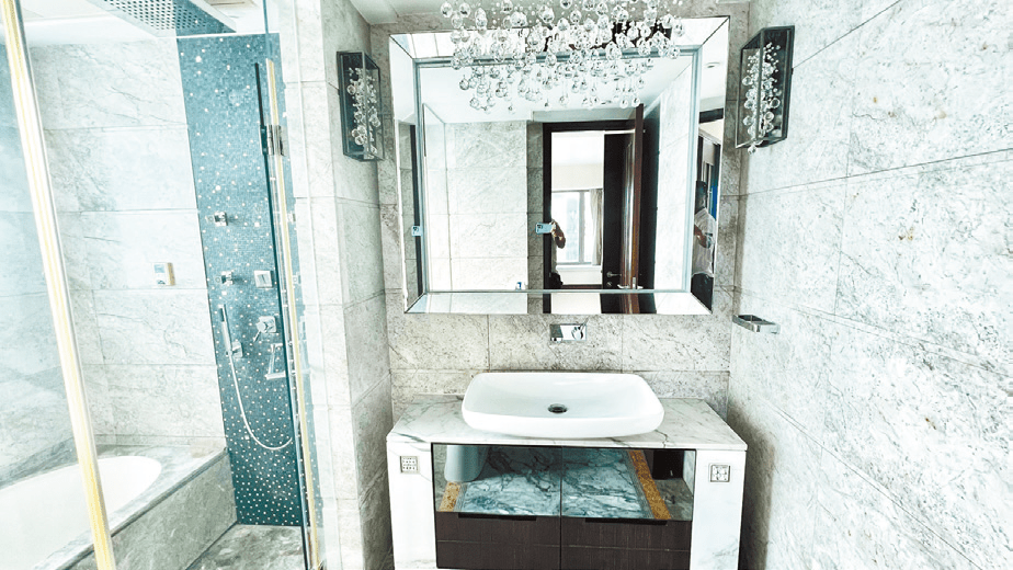 浴室運用大量雲石元素，更設獨立淋浴間。