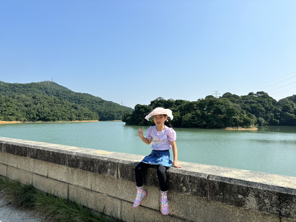 九龍水塘主壩景色優美，沿路也有不少歷史古蹟欣賞。（圖片來源：《親子王》）
