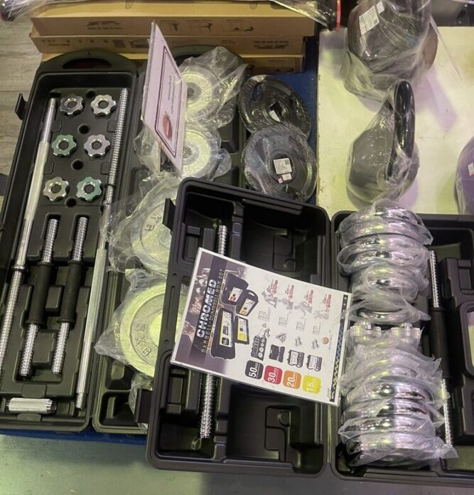 有中國籍男子在案發前購買與裝屍箱內一樣的啞鈴。泰國頭條新聞 有中國籍男子在案發前購買與裝屍箱內一樣的啞鈴。泰國頭條新聞