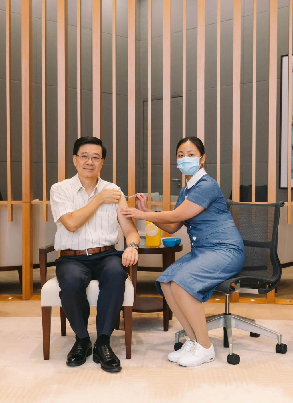 李家超今早率領其團隊，身體力行響應呼籲一同接種季節性流感疫苗。李家超FB