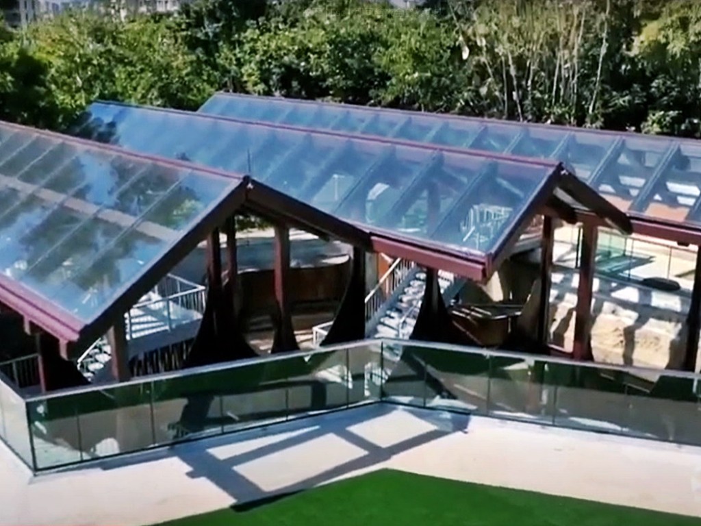主教山配水庫的缺口近日已搭建玻璃幕屋。網上片段截圖
