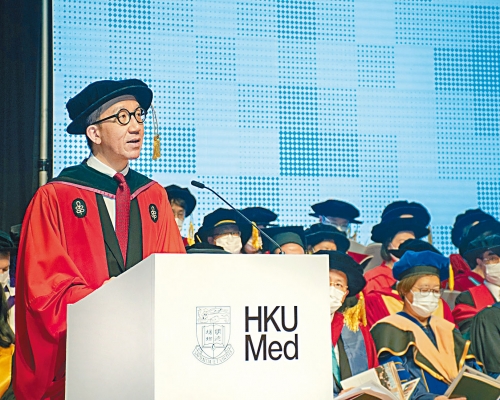 ■梁卓偉上周六出席港大醫學院畢業禮，翌日即宣布辭任院長，明年七月轉任馬會慈善及社區事務執行總監。