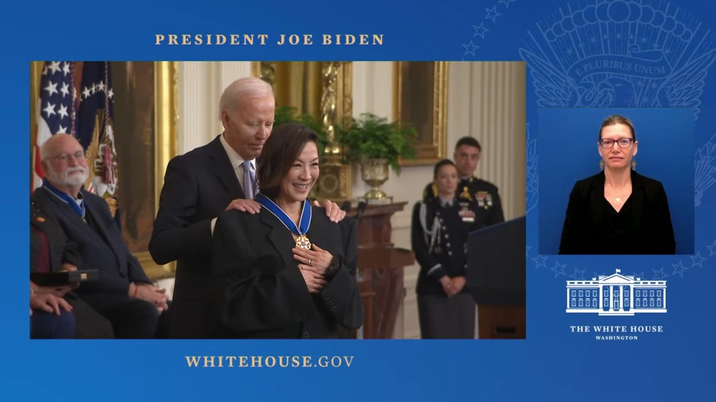 杨紫琼在美国时间的5月3日现身白宫，她是首位获得此勋章的华裔女演员。