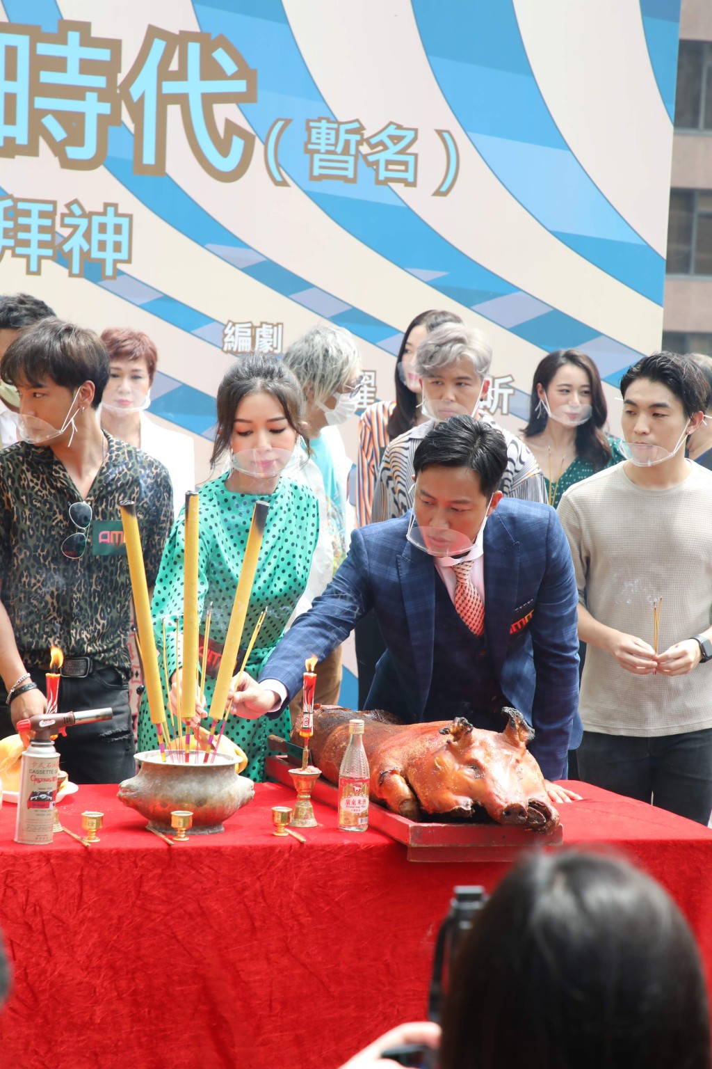 Louisa和麥子樂今日出席主演網劇《逐流時代》拜神儀式。