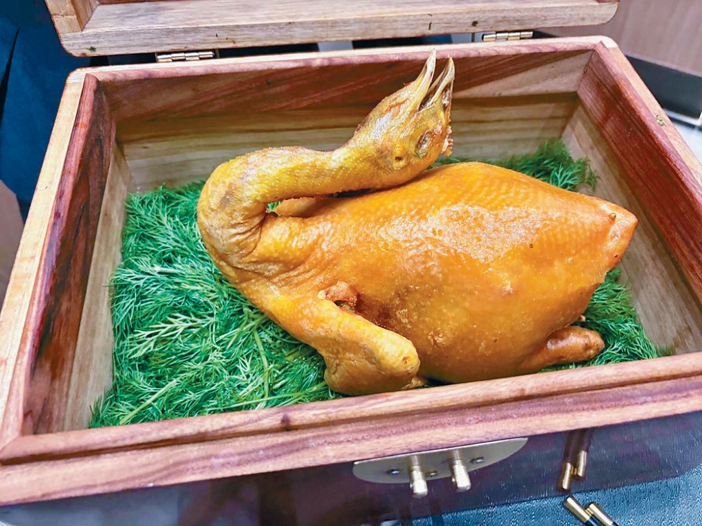 片皮前的椒麻雞