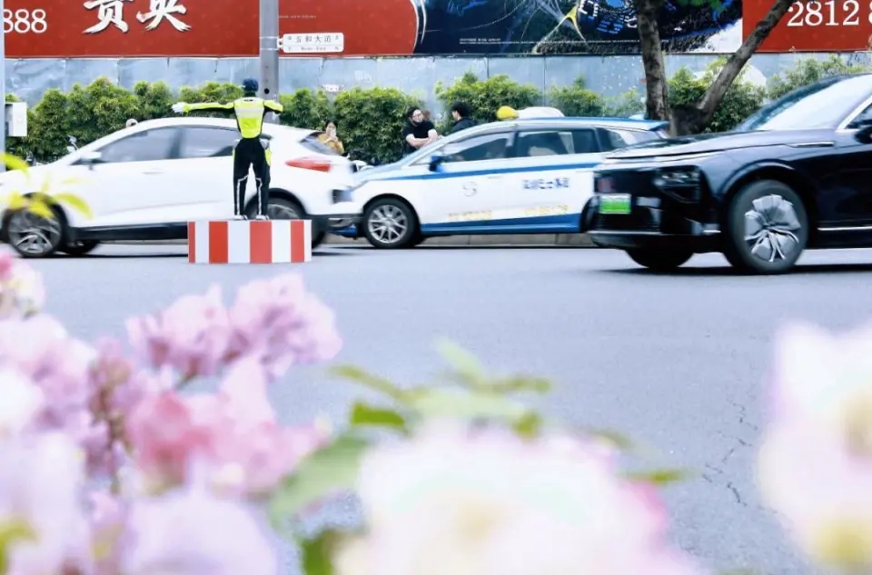 深圳AI機械交警當值指揮交通。