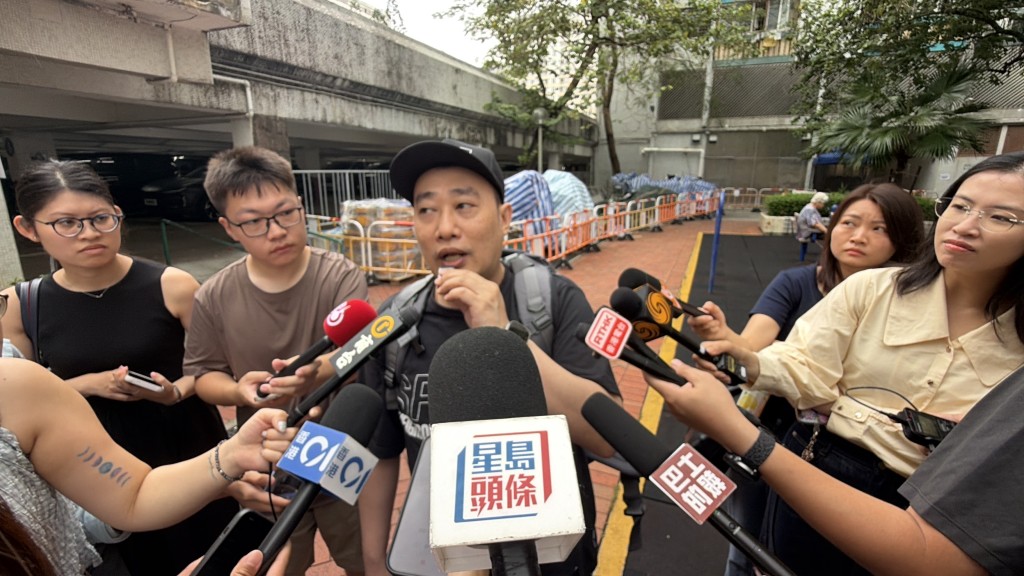 宏新阁11楼居民“强哥”上楼取回太太的嫁妆和结婚相等。 宏新阁11楼居民“强哥”上楼取回太太的嫁妆和结婚相等。