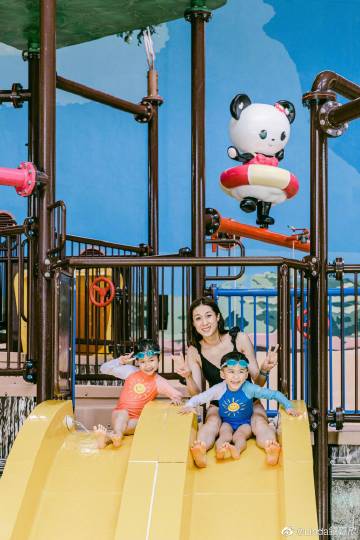 钟嘉欣在去年暑假带小朋友返港工作兼到主题公园玩水。