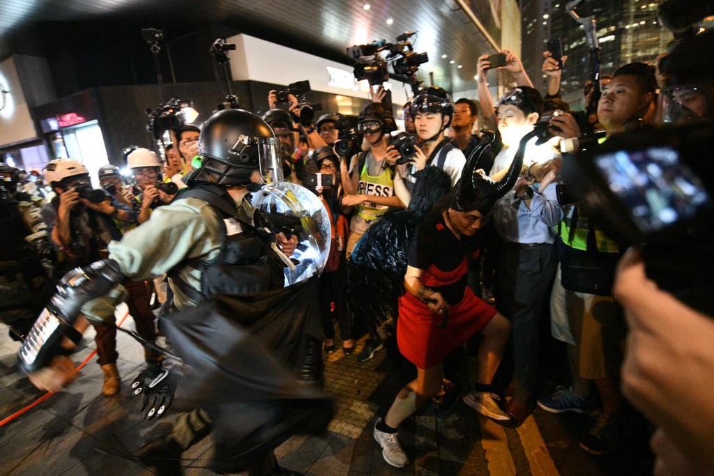 警方多次施放胡椒水及催淚彈驅散人群