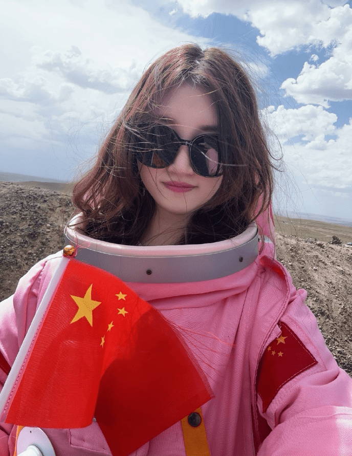 内蒙乌兰哈达火山地质公园似足外太空，引来大量“太空人”打卡。 微博